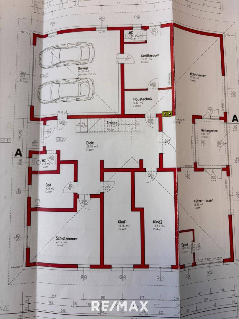 Grundriss des Erdgeschosses mit Garage, Wohnzimmer, Küche und zwei Schlafzimmern.