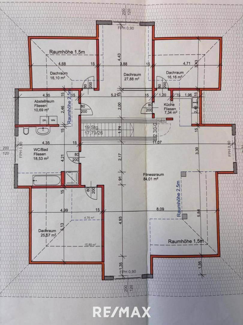 Grundriss des Obergeschosses mit Fitnessraum, Badezimmer und Dachschrägenbereichen.