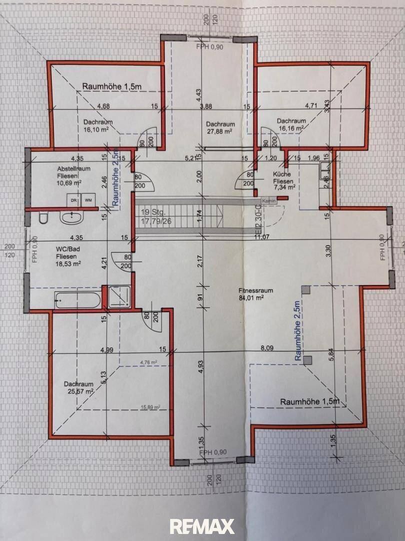 Grundriss des Obergeschosses mit Dachräumen, Bad und Fitnessraum.
