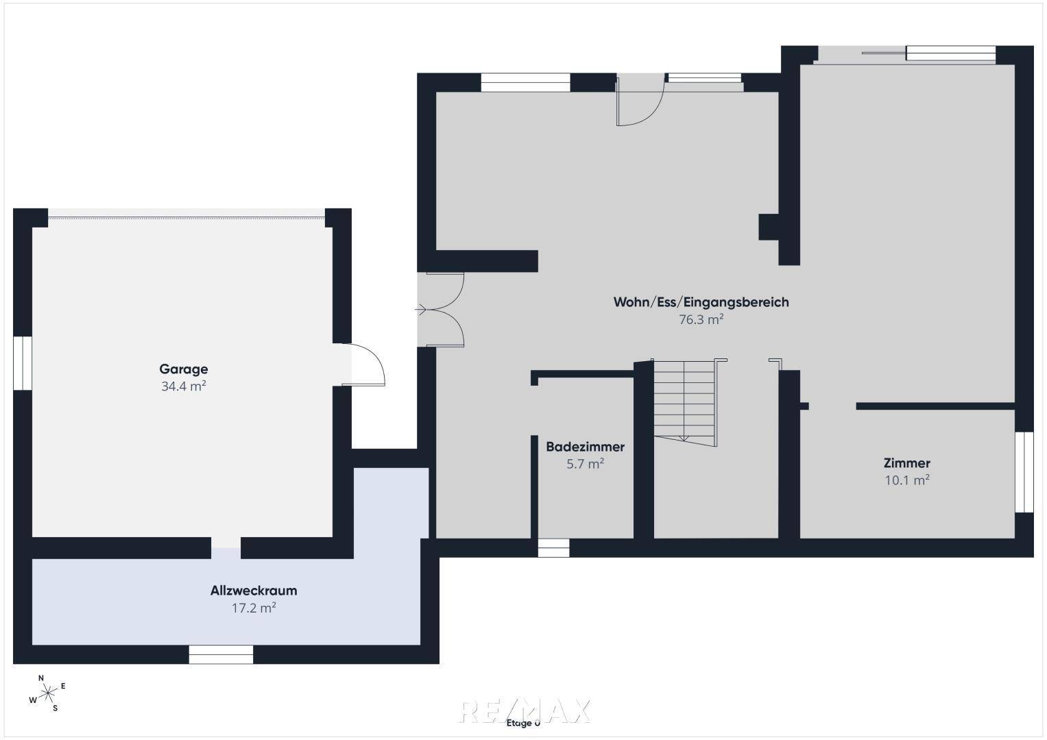 Grundriss des Erdgeschosses mit Garage, Wohn-/Essbereich und einem Zimmer.