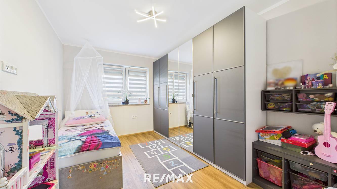 Kinderzimmer mit Holzboden, Etagenbett und Spielzeug, ideal für junge Bewohner.