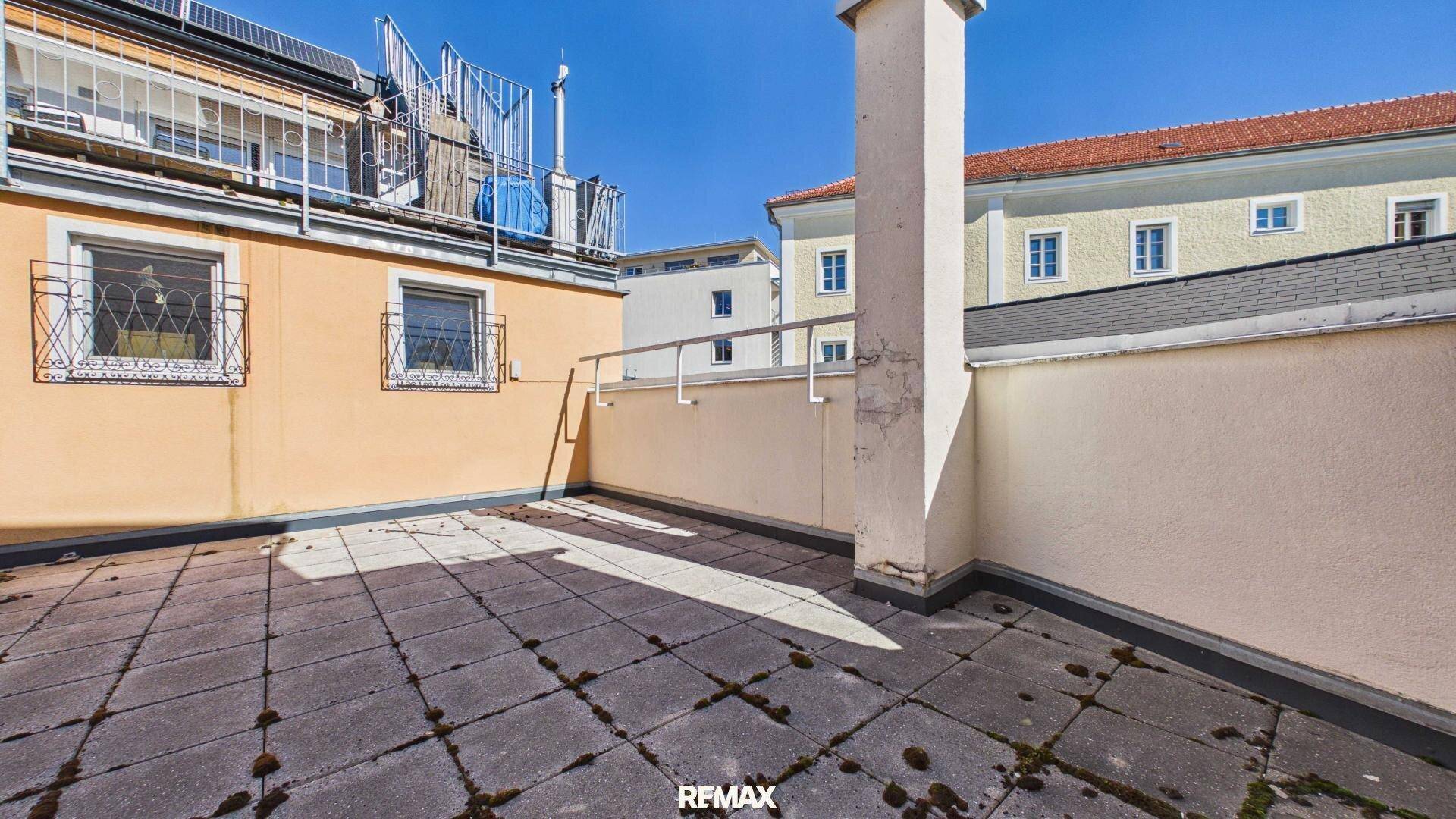 Geräumige Dachterrasse mit Fliesenboden und sonniger Ausrichtung.