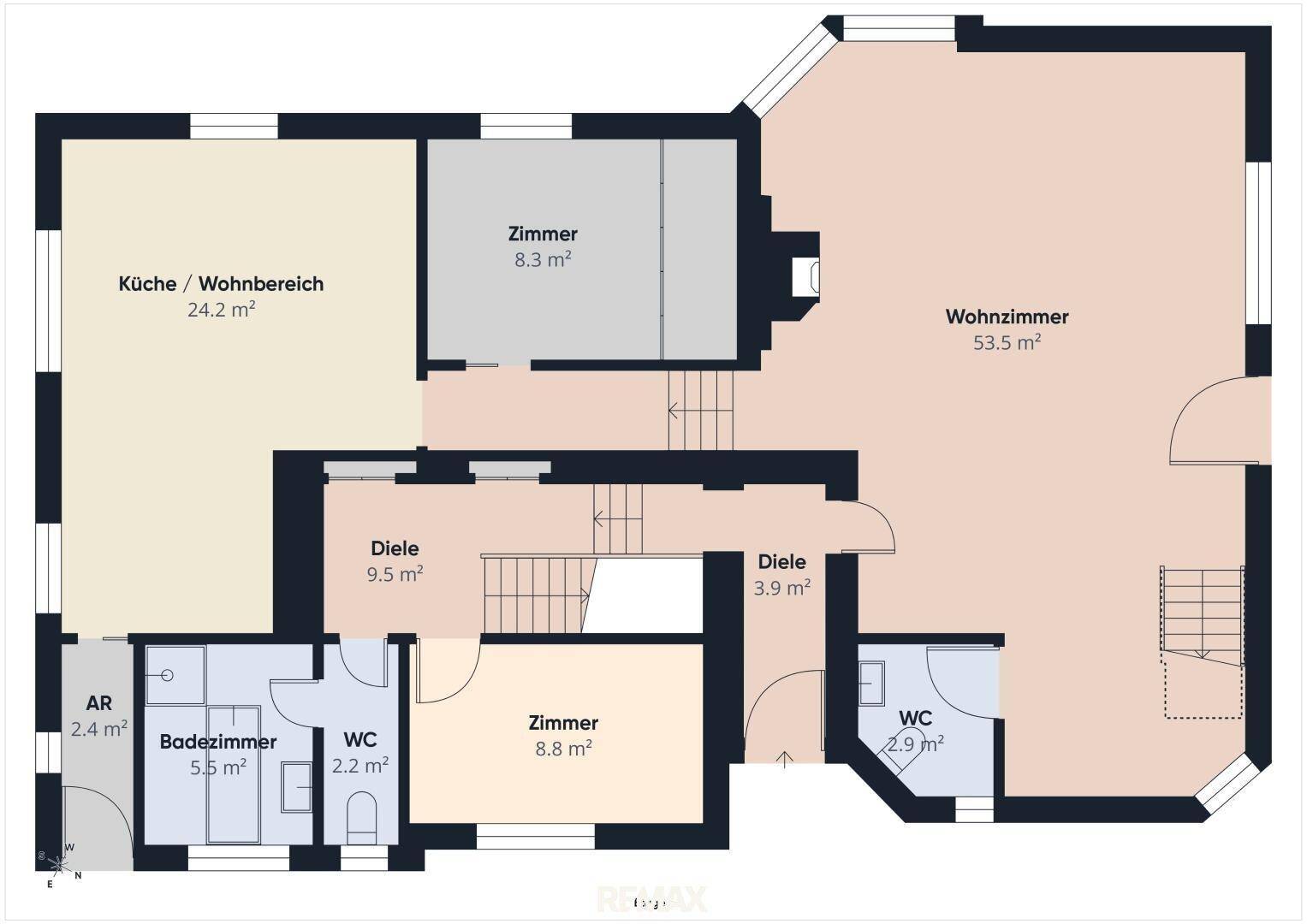 Grundriss des Erdgeschosses mit Wohnzimmer, Küche und zwei weiteren Zimmern.