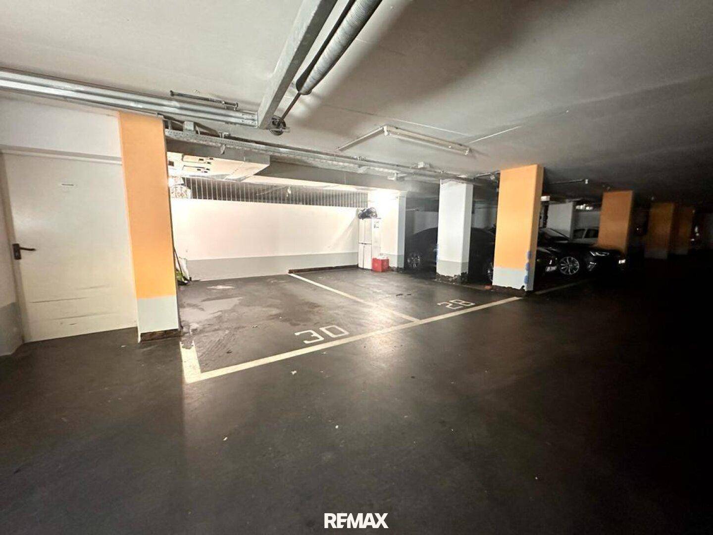 Tiefgarage mit markierten Stellplätzen und Betonpfeilern.