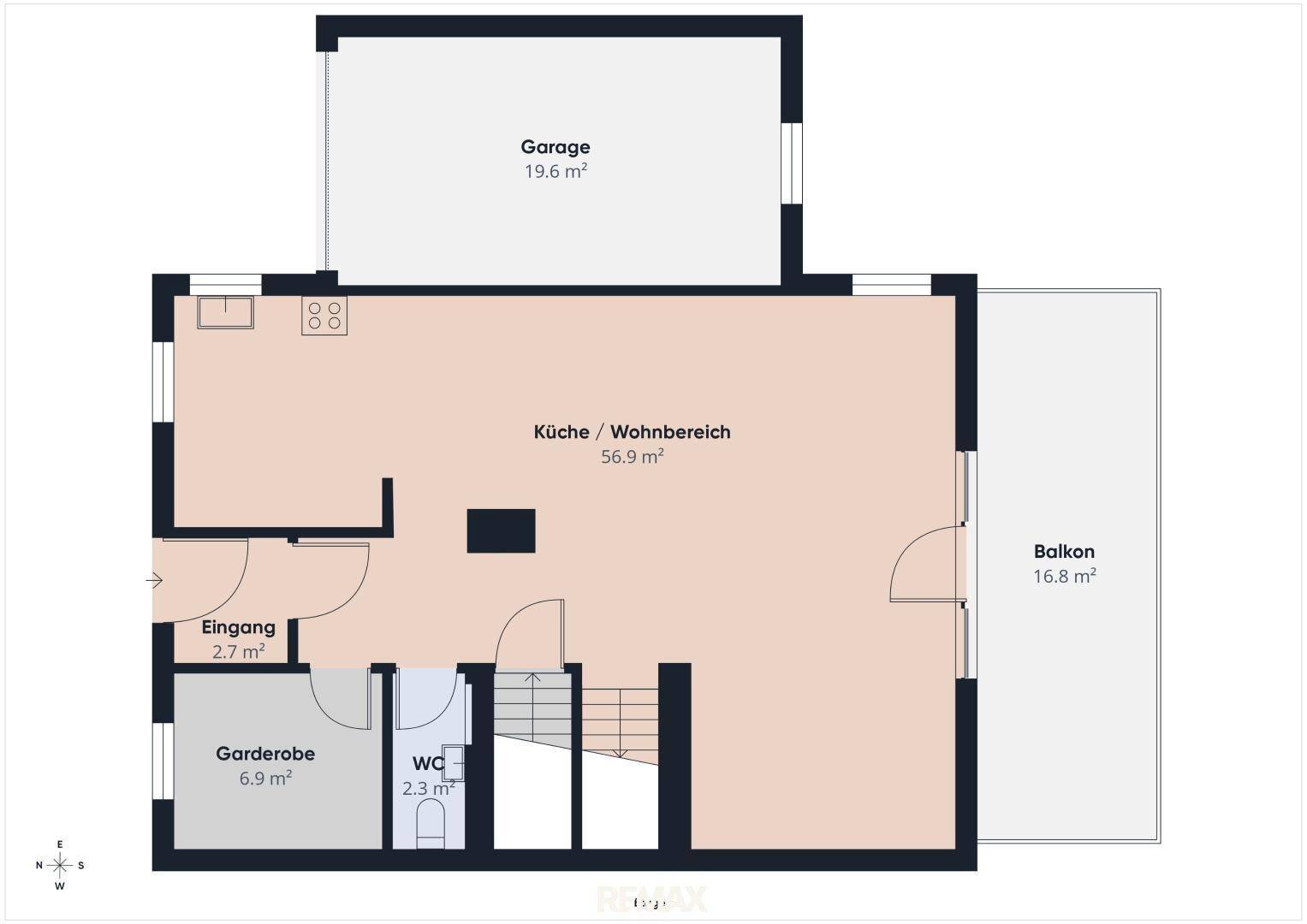 Grundriss des Erdgeschosses mit offener Küche, Wohnbereich, WC und Balkon.