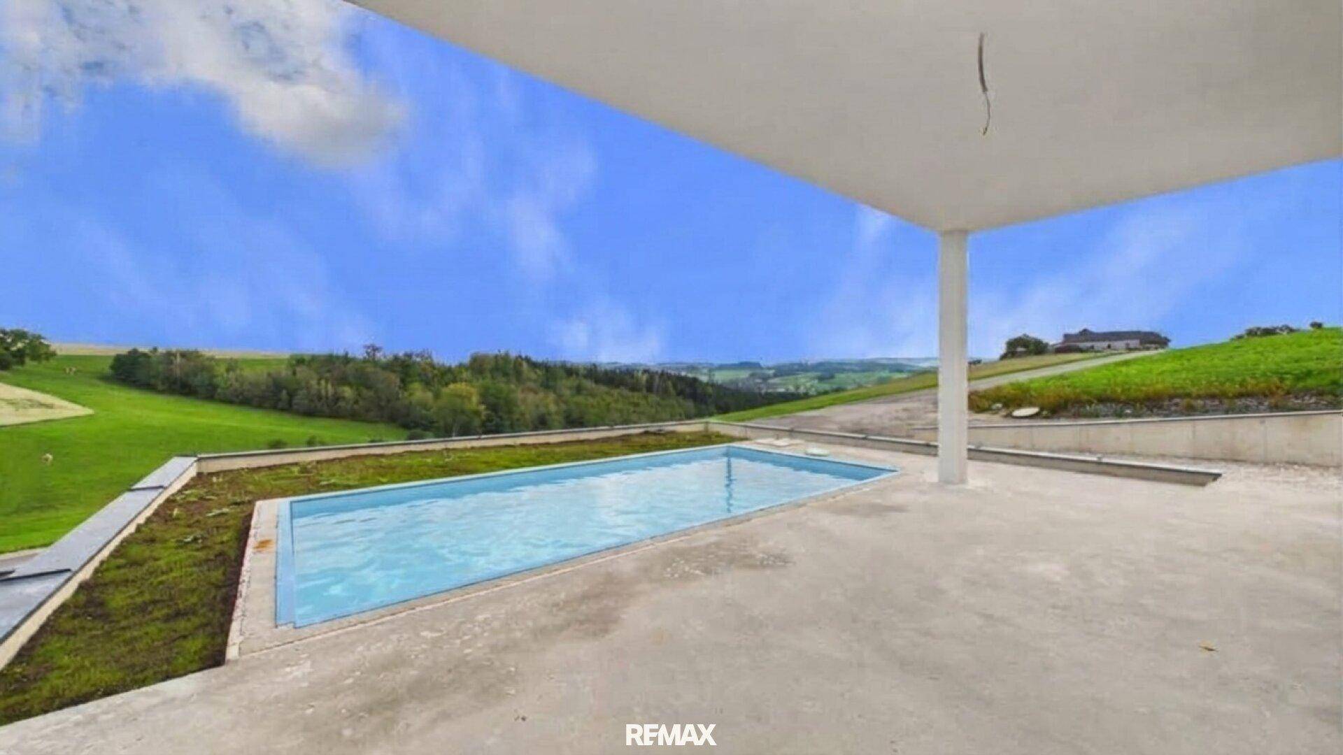 Großer Außenbereich mit Infinity-Pool und weitem Blick über die grüne Landschaft.