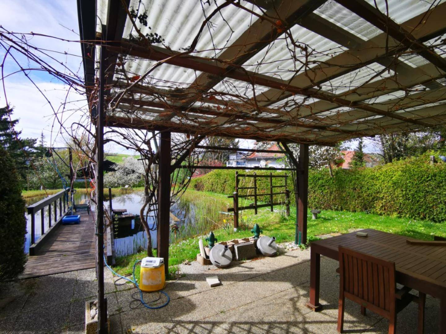 Pergola mit Blick auf den Schwimmteich