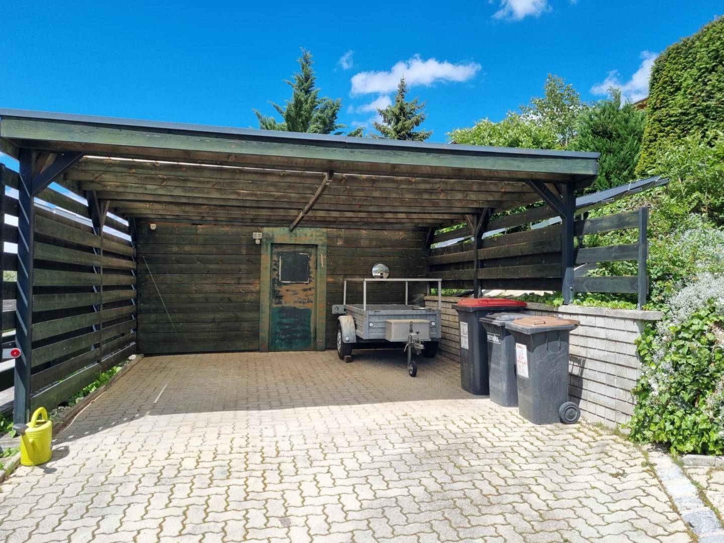 Carport mit Gerätehütte