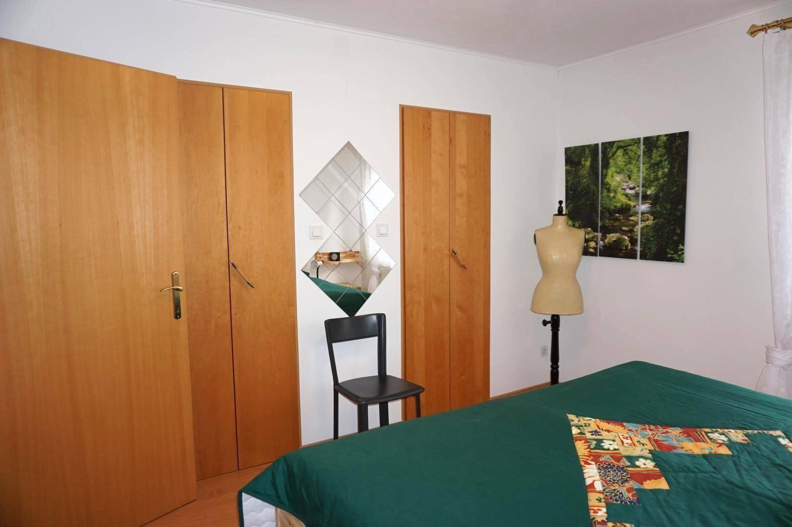 Schlafzimmer mit begehbarer Garderobe