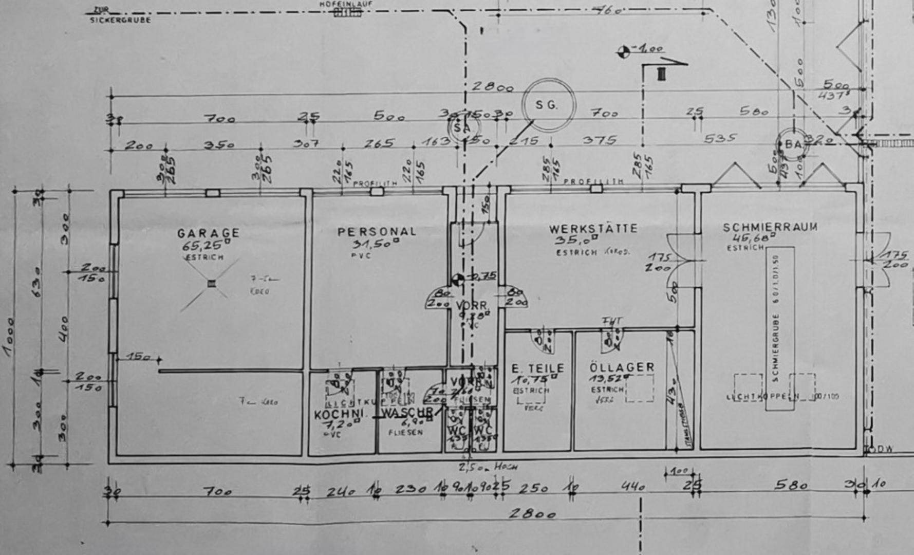Detaillierter Grundriss mit verschiedenen Funktionsräumen wie Garage, Werkstatt, Personalräumen und Lagerbereichen.