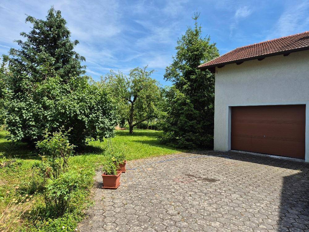 Garten mit Garage