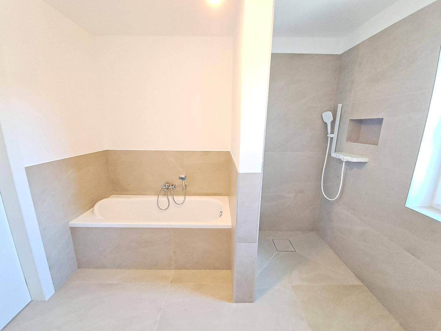 Bad mit Badewanne, Dusche OG