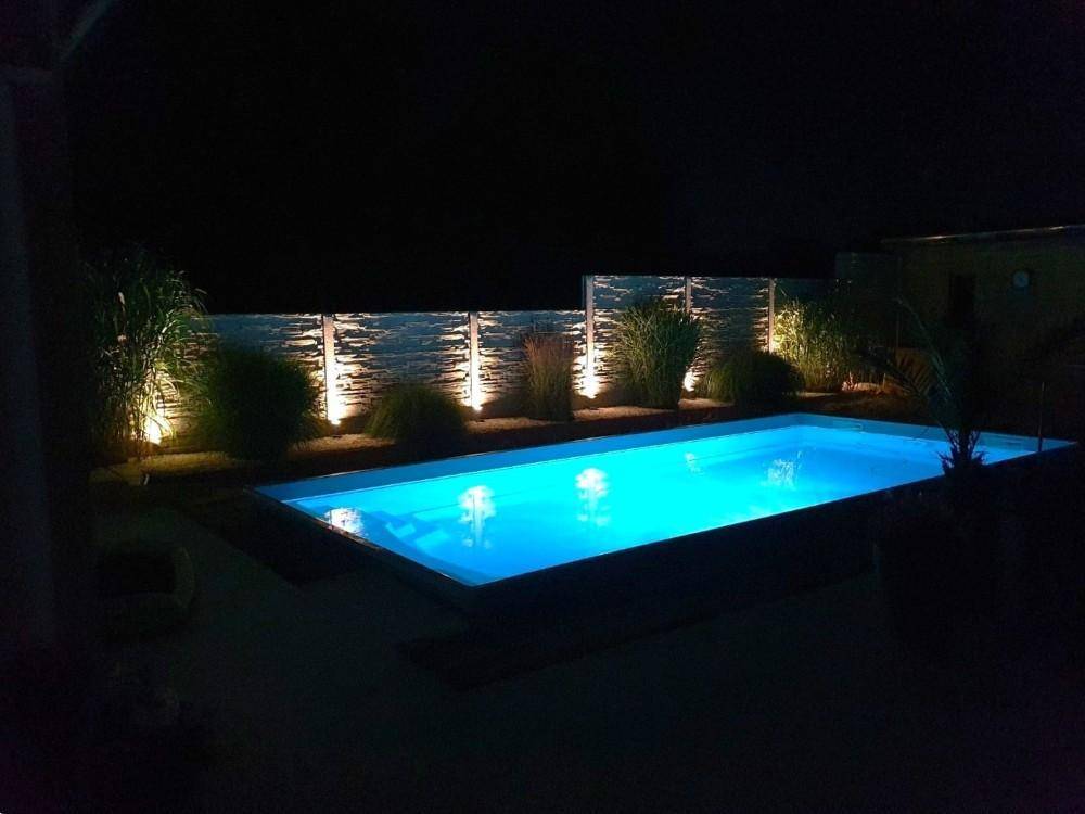 Pool bei Nacht