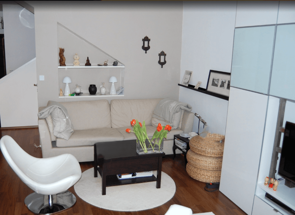 Gemütliches Wohnzimmer mit Sofa, Couchtisch und dekorativen Wandregalen, ideal zum Entspannen.