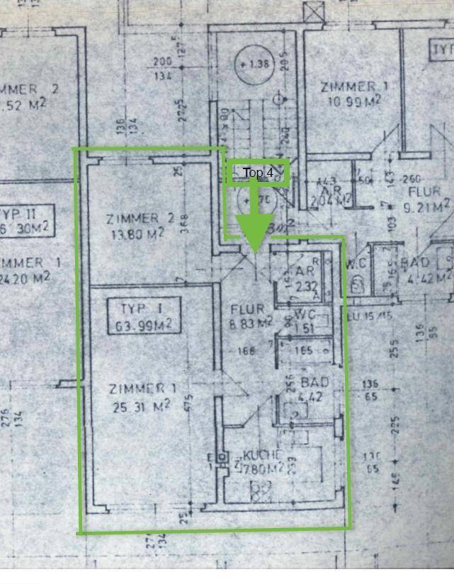 Grundrissplan einer Wohnung mit mehreren Zimmern, Bad und separatem WC.