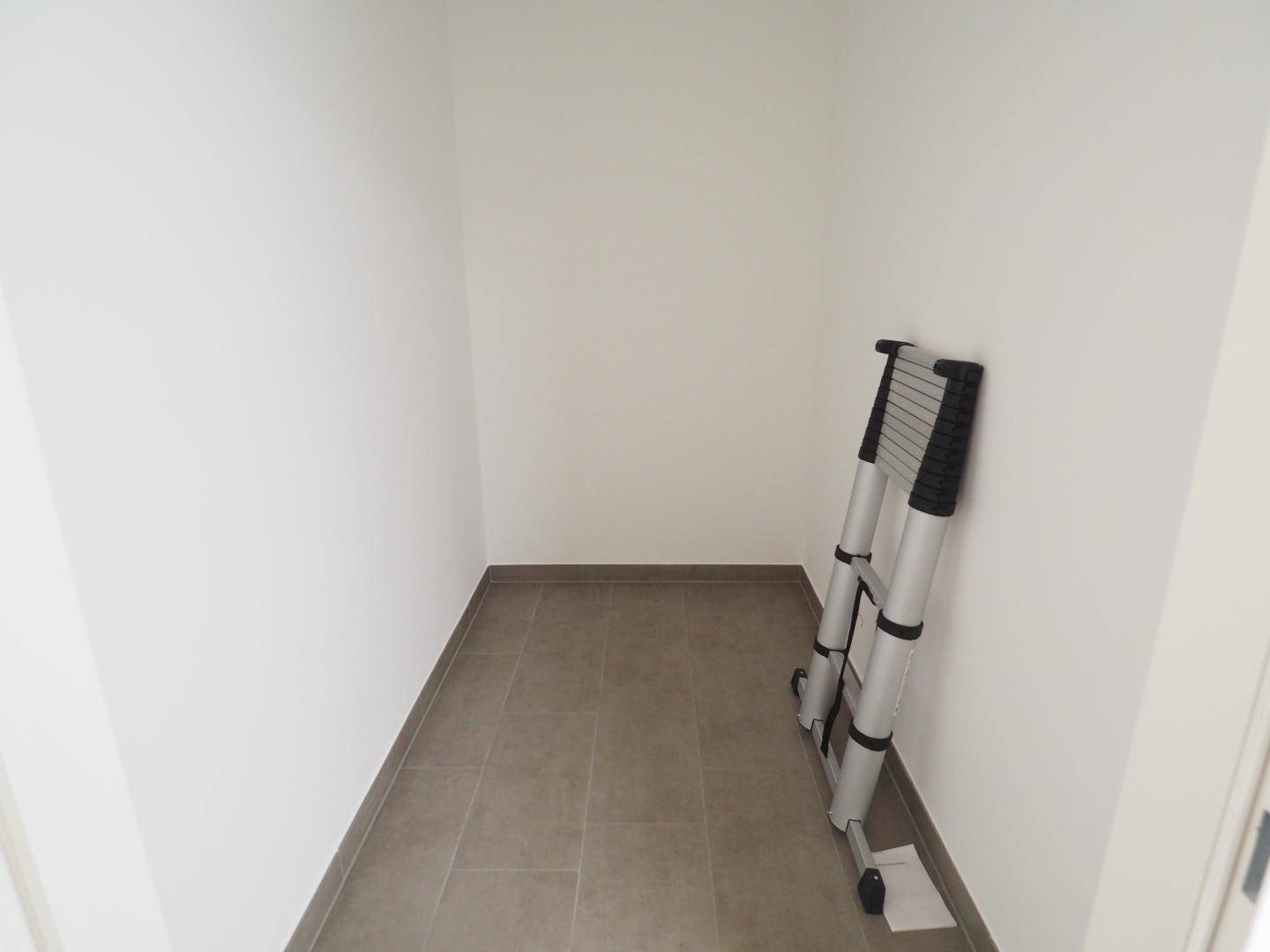 Praktischer Abstellraum mit Fliesenboden, ideal für Haushaltsgeräte oder Vorräte.