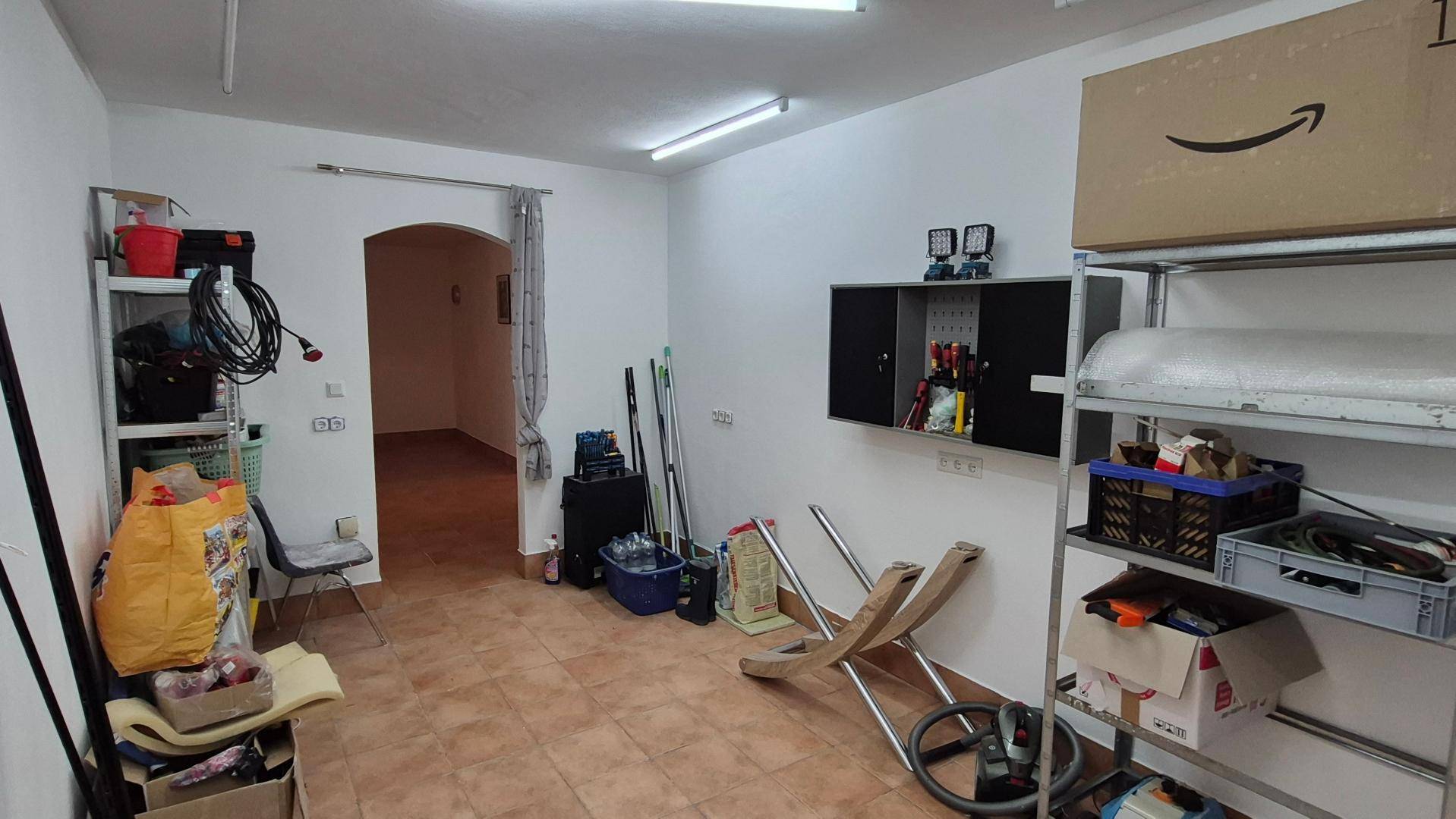 Vielseitiger Kellerraum, ideal als Werkstatt oder zusätzlicher Abstellraum.