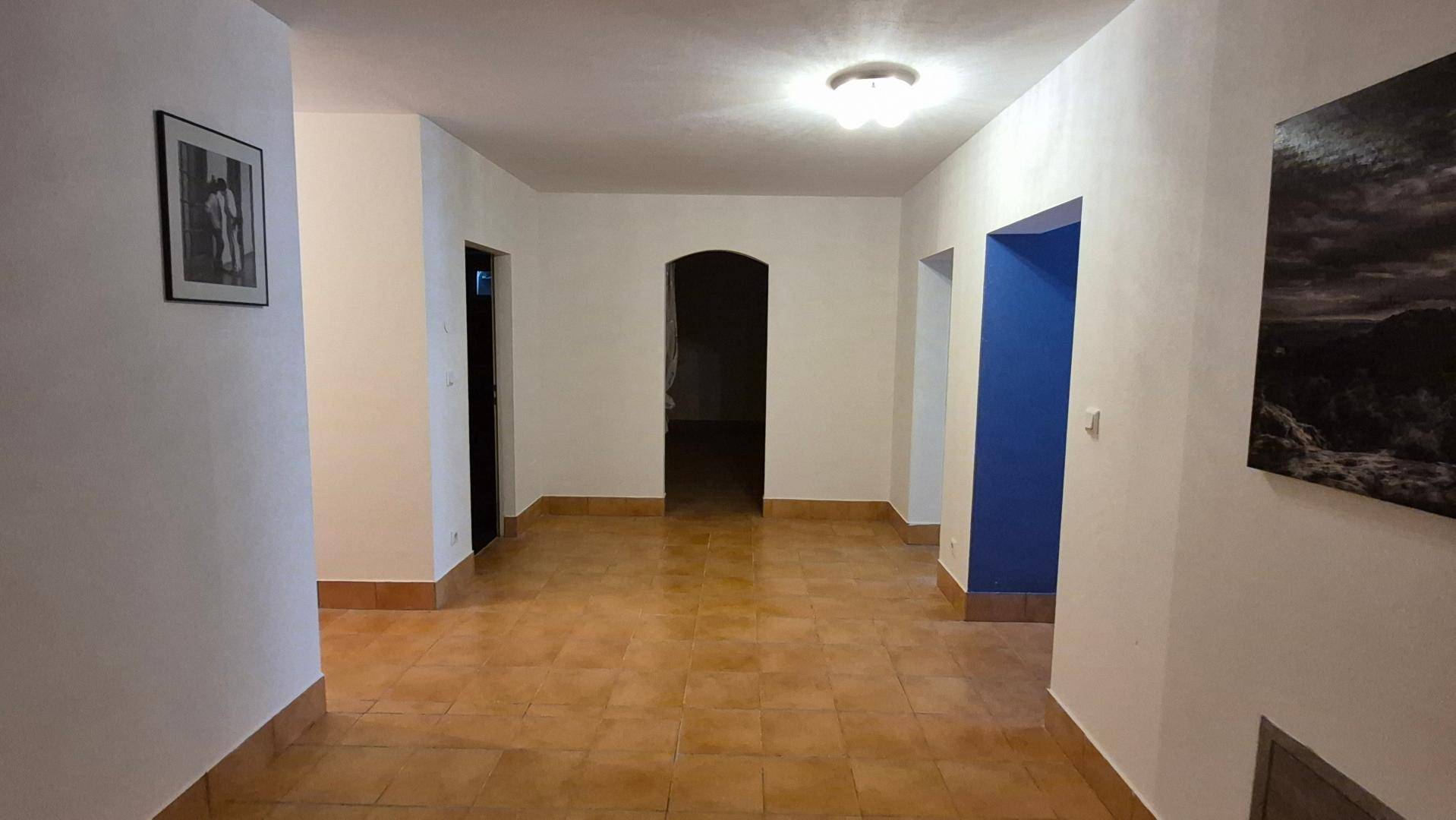 Geräumiger Kellerraum mit Fliesenboden und weiß gestrichenen Wänden.