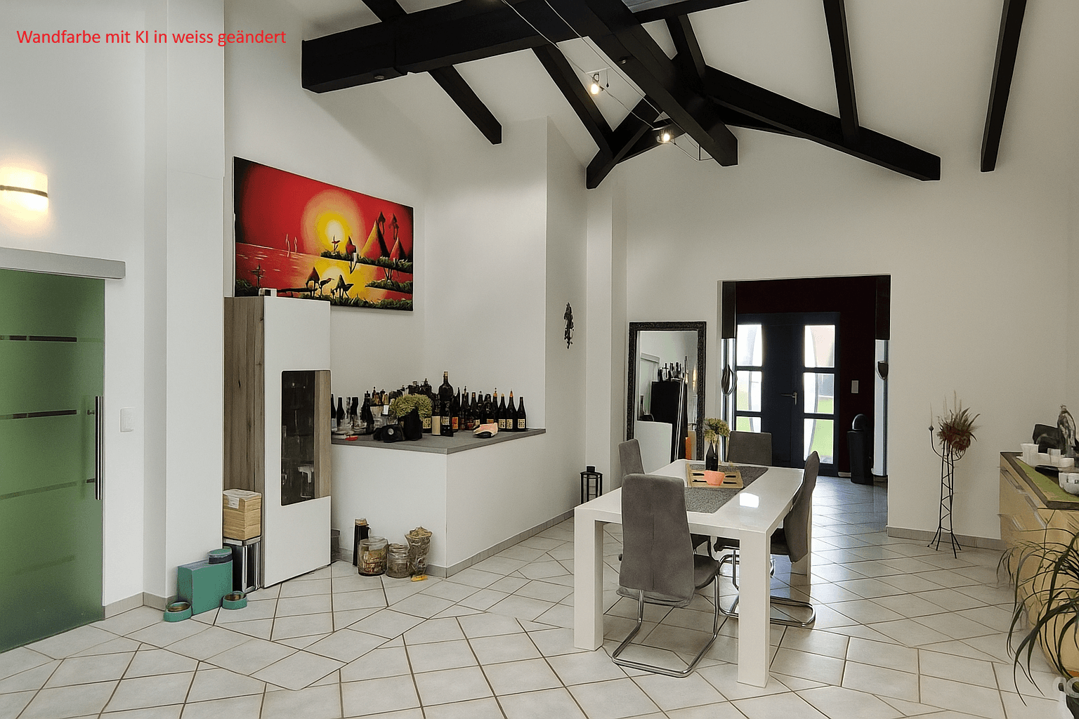 Heller Essbereich mit hohen Decken, Holzbalken und modernem Esstisch, Wände in Weiß.