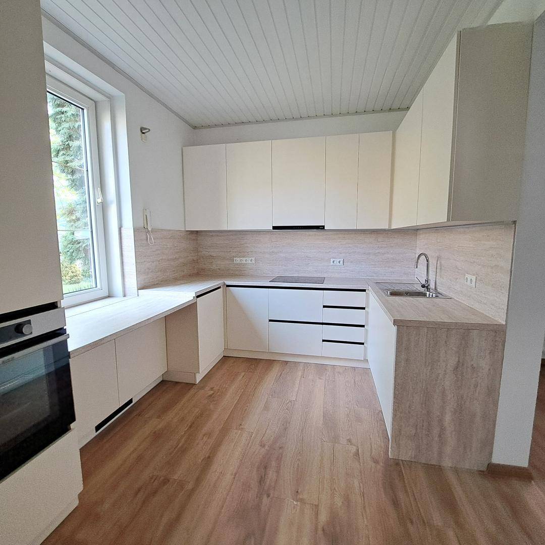 Funktionale Einbauküche mit hellen Fronten, integriertem Kochfeld und ausreichend Arbeitsfläche.