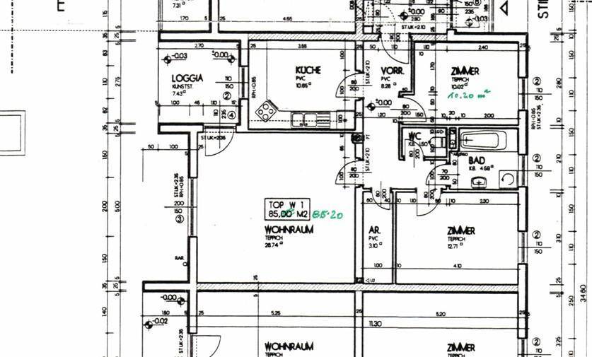 Detaillierter Grundriss der Wohnung mit Zimmern, Bad, WC und Loggia.