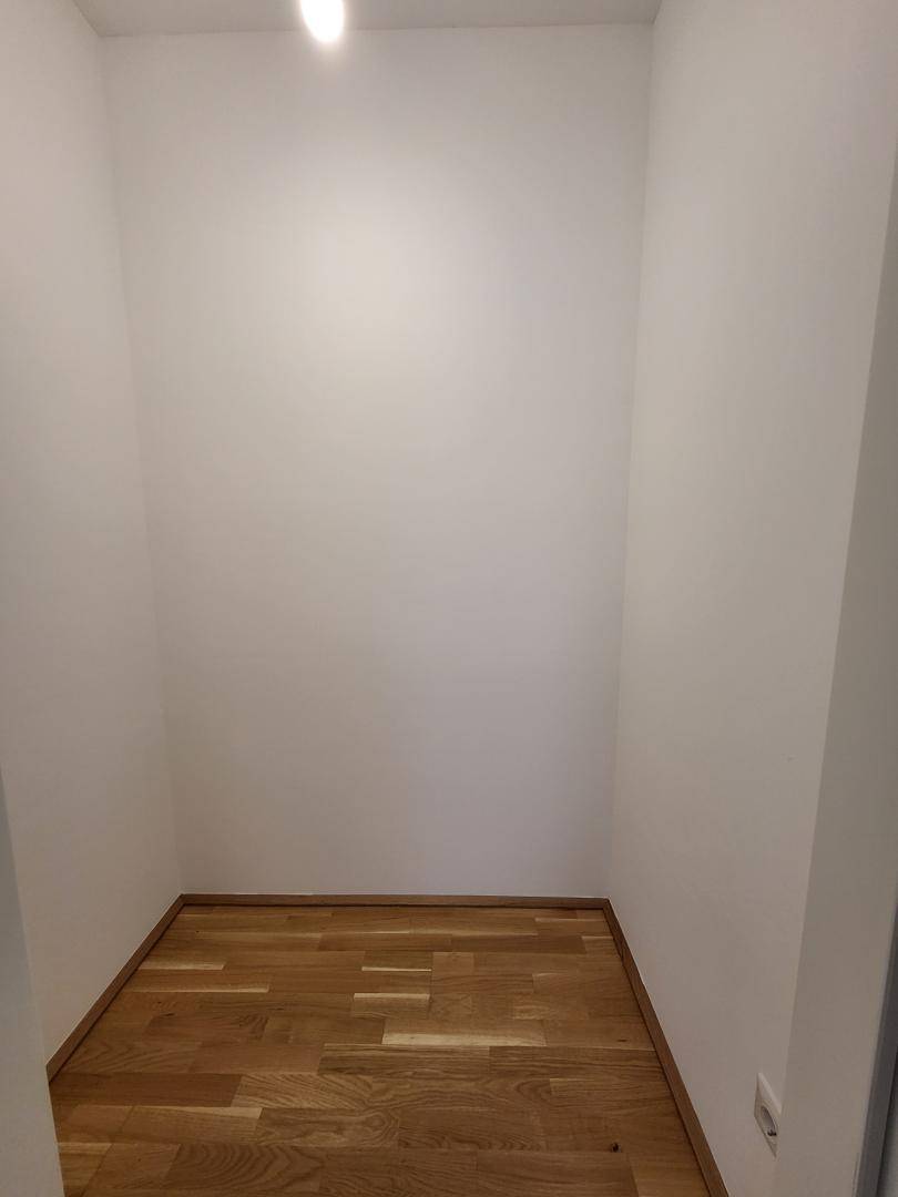 Praktischer Abstellraum mit Parkettboden für zusätzlichen Stauraum.