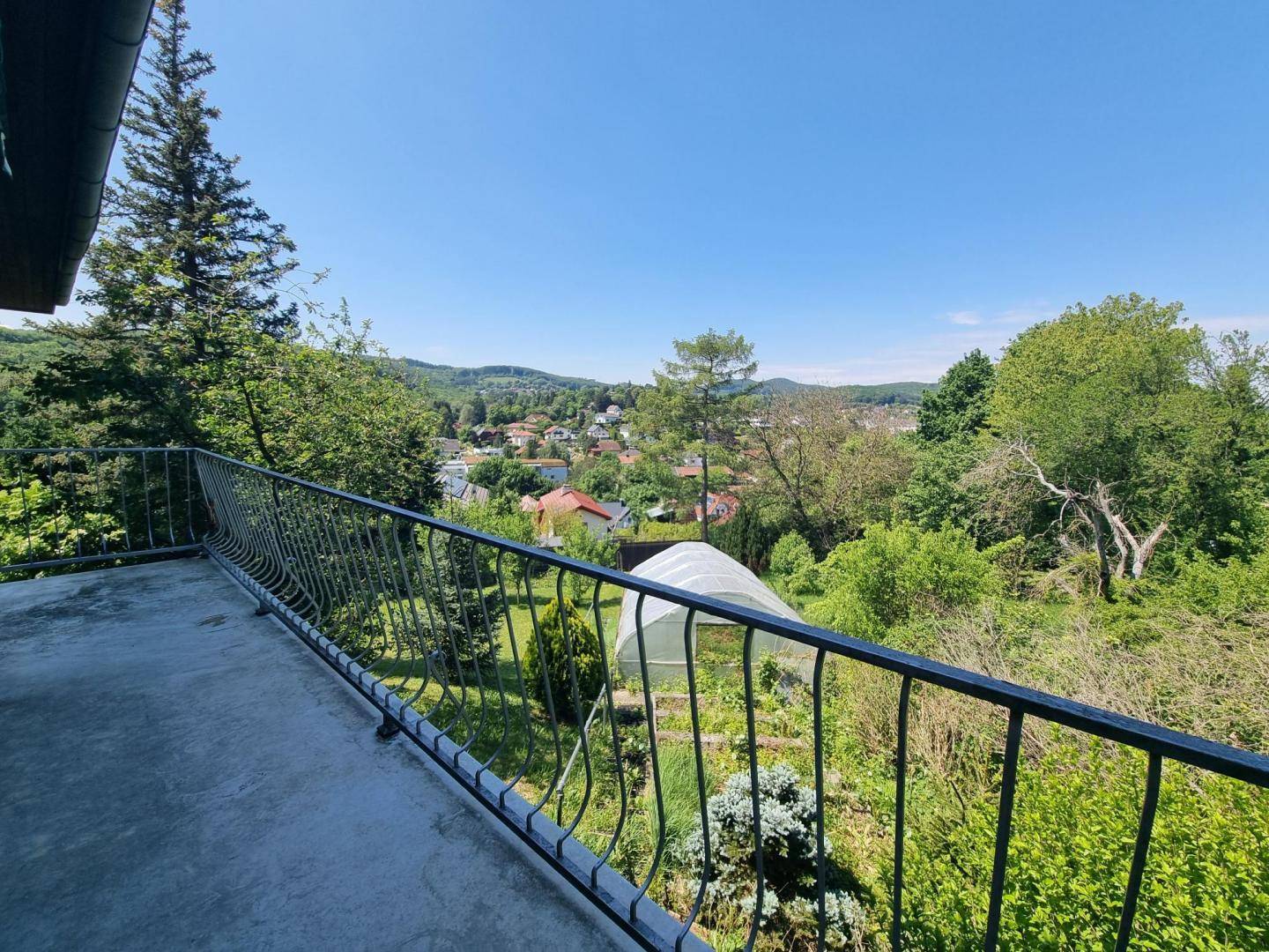 FAMILIENVILLA IN TRAUMLAGE MIT UNVERBAUBAREM AUSBLICK IN GABLITZ – další