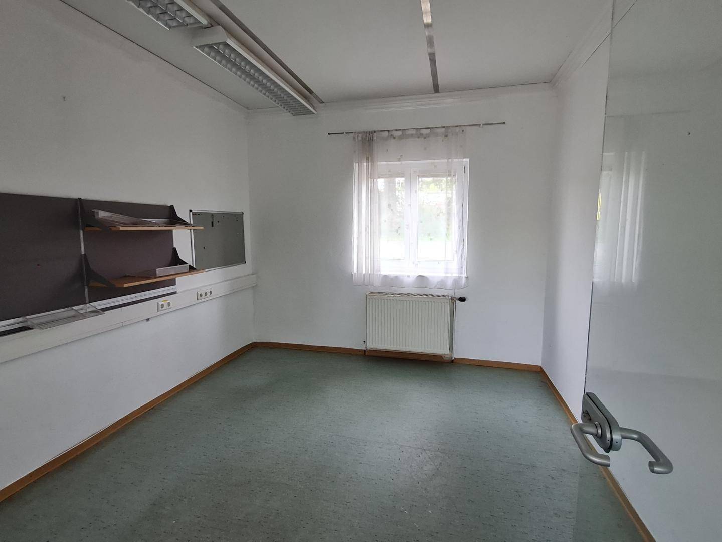 BÜROGEBÄUDE MIT LAGER / GARAGE - Ansicht 2