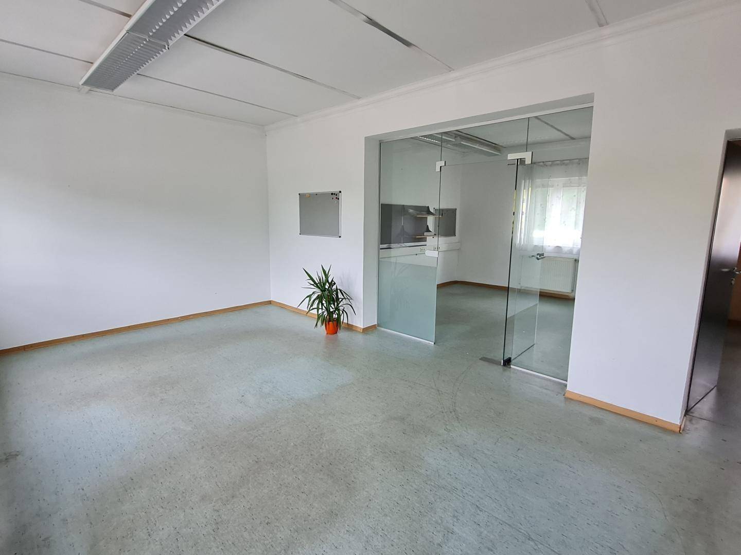 BÜROGEBÄUDE MIT LAGER / GARAGE - Ansicht 3