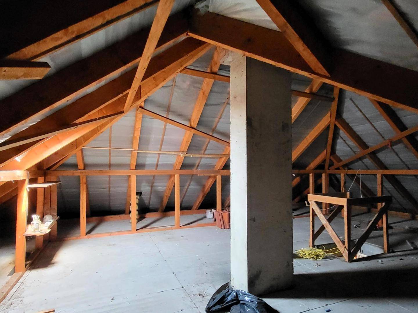 Unausgebauter Dachboden mit sichtbaren Holzbalken und viel Potenzial für zukünftige Nutzung.