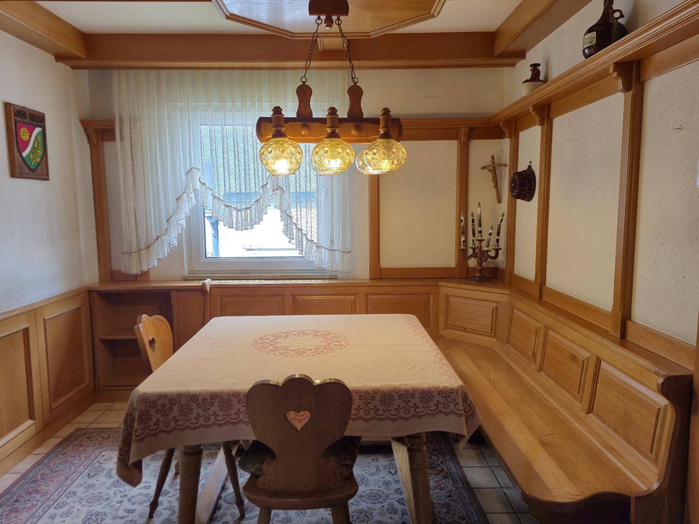 Rustikaler Essbereich mit Holztäfelung, Eckbank und traditionellem Esstisch.