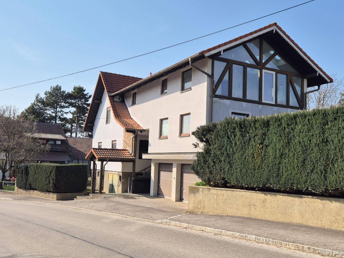 "In Kaufabwicklung" EIN- ZWEIFAMILIENHAUS MIT ZWEI EINGÄNGEN UND 3 GARAGEN - Ansicht 3