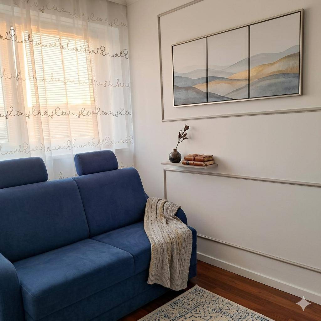 Gemütlicher Raum mit blauem Sofa, dekorativer Wandverkleidung und einem Fenster mit Tageslicht.