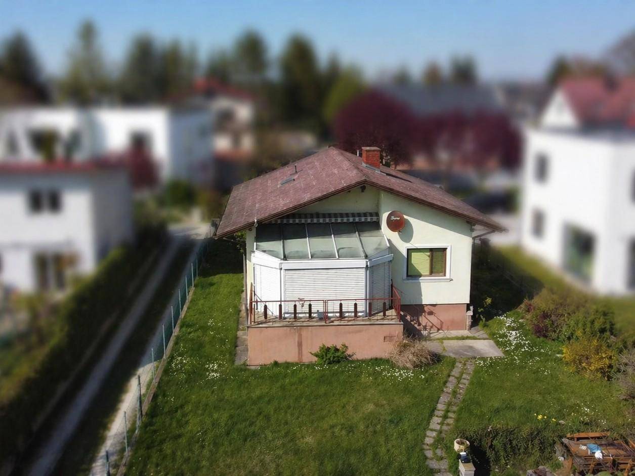 Luftaufnahme des Hauses mit Satteldach und umliegenden Gebäuden in ländlicher Umgebung.