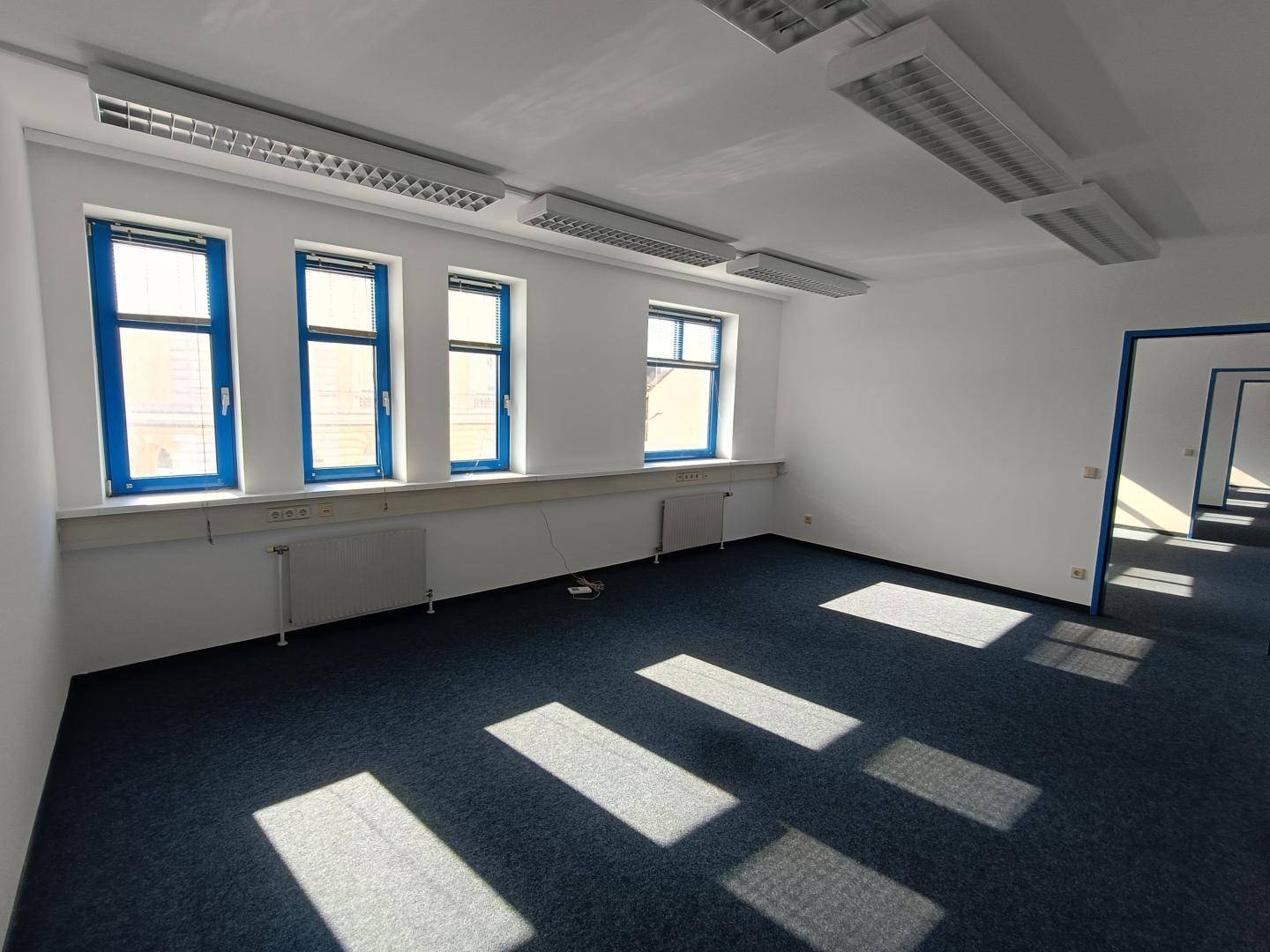 Idealer Standort für Kanzleien, Praxen und Dienstleistungsunternehmen - Topfrequenzlage mit direkter Bahnhofsanbindung