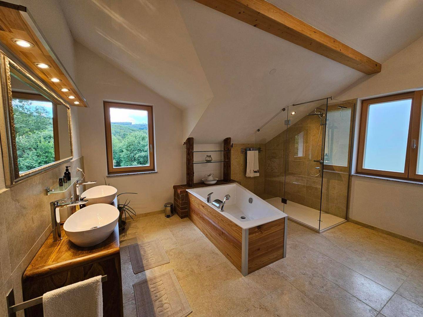 Modernes Badezimmer mit Doppelwaschbecken, begehbarer Dusche und Badewanne.