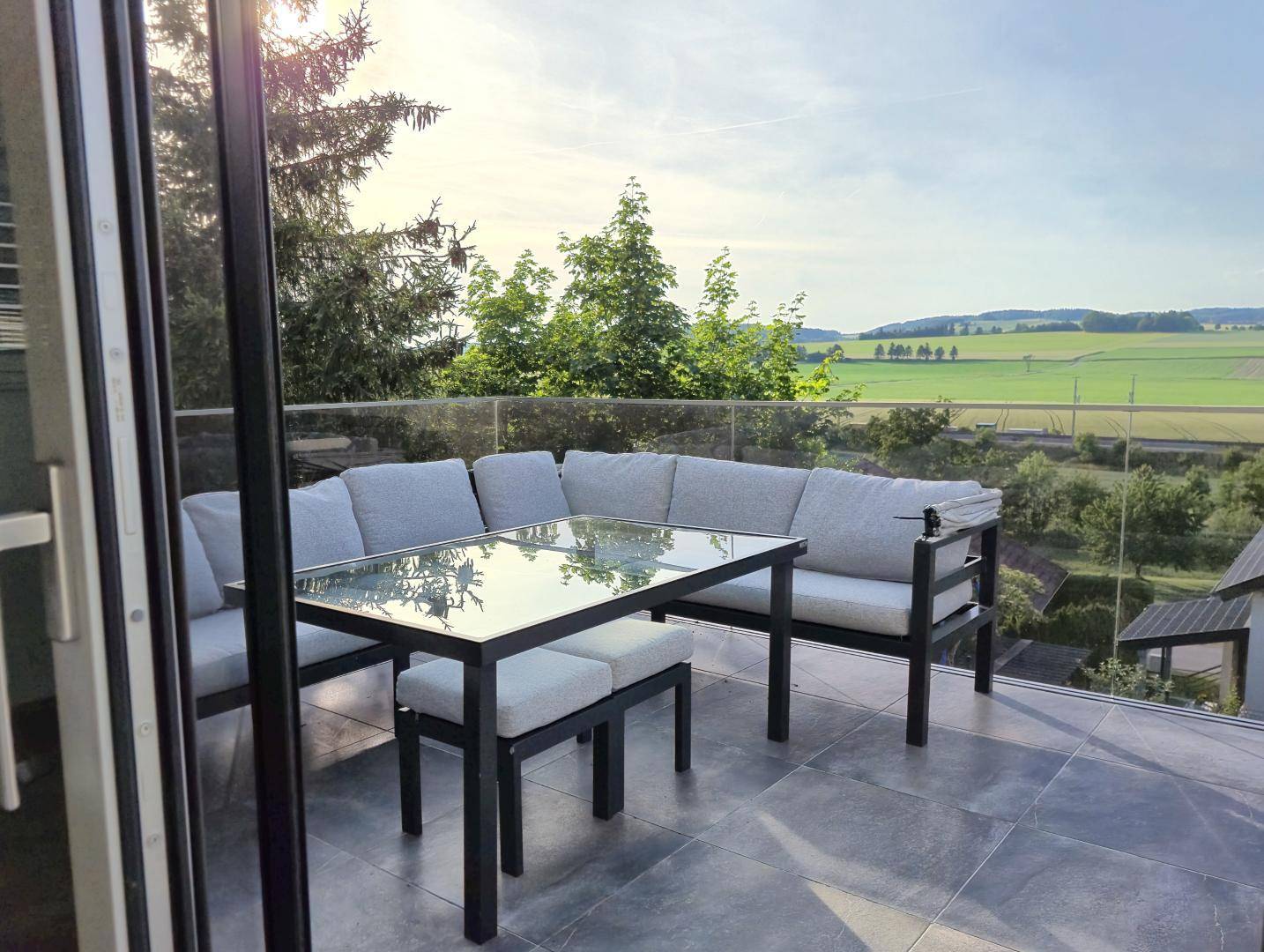 Geräumige Terrasse mit modernen Outdoor-Möbeln und Panoramablick auf die umliegende Landschaft.
