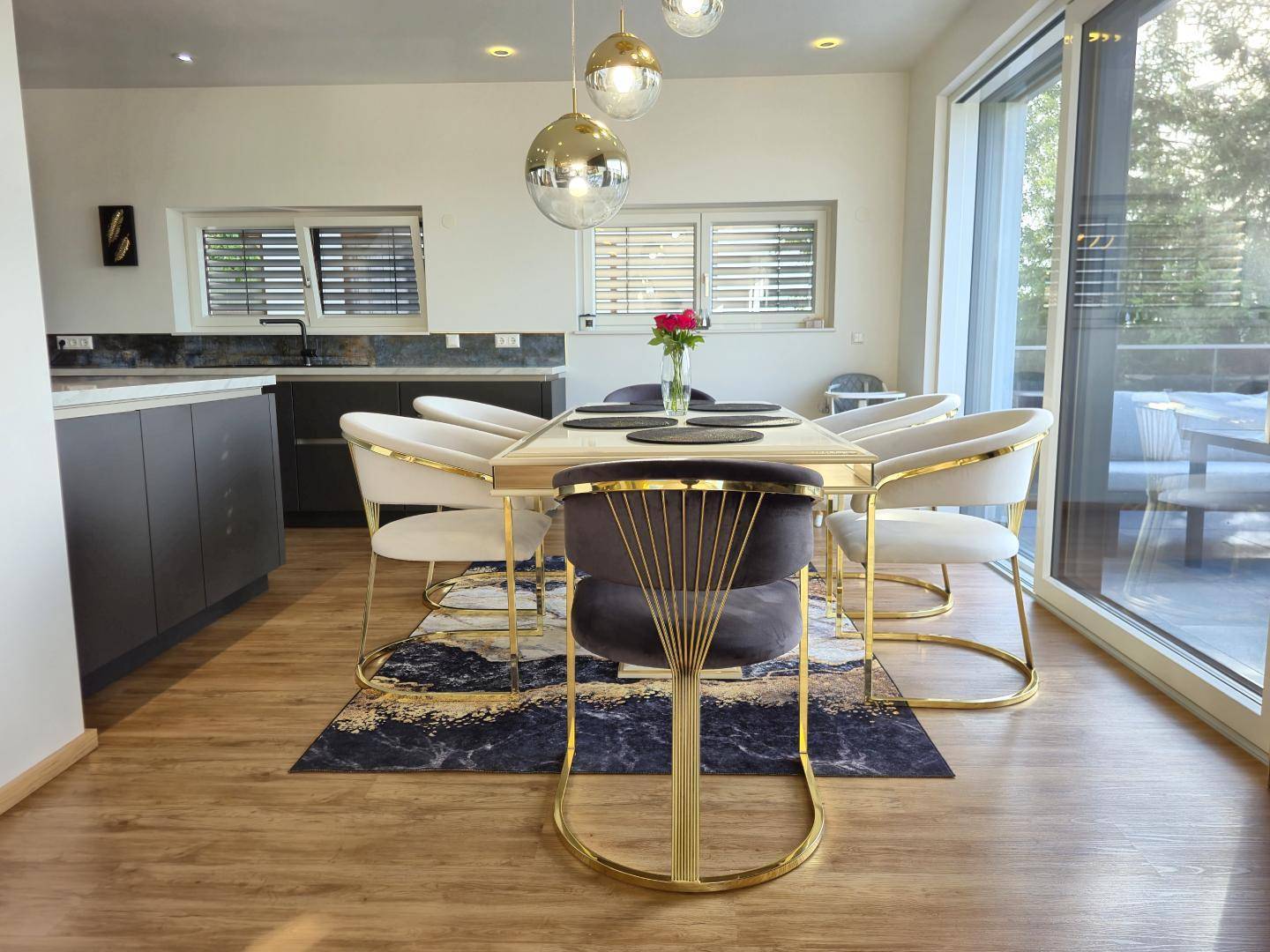Stilvoller Essbereich mit eleganten Stühlen, modernem Tisch und Zugang zur Außenterrasse.