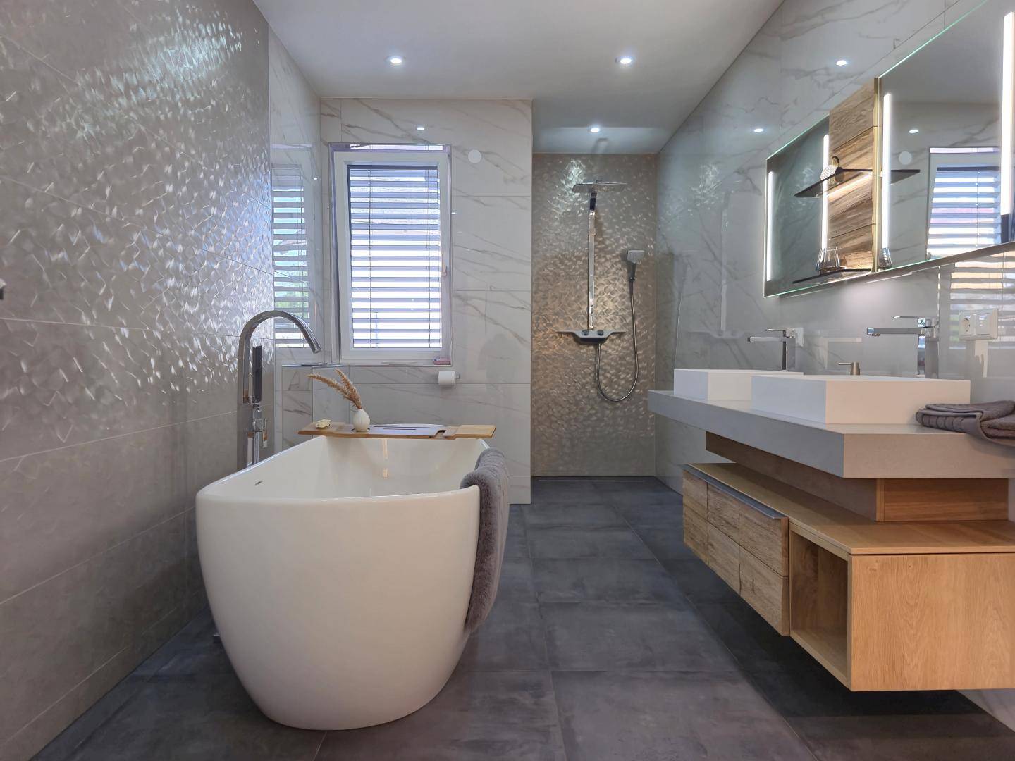 Luxuriöses Badezimmer mit freistehender Badewanne, Doppelwaschbecken und großer begehbarer Dusche.