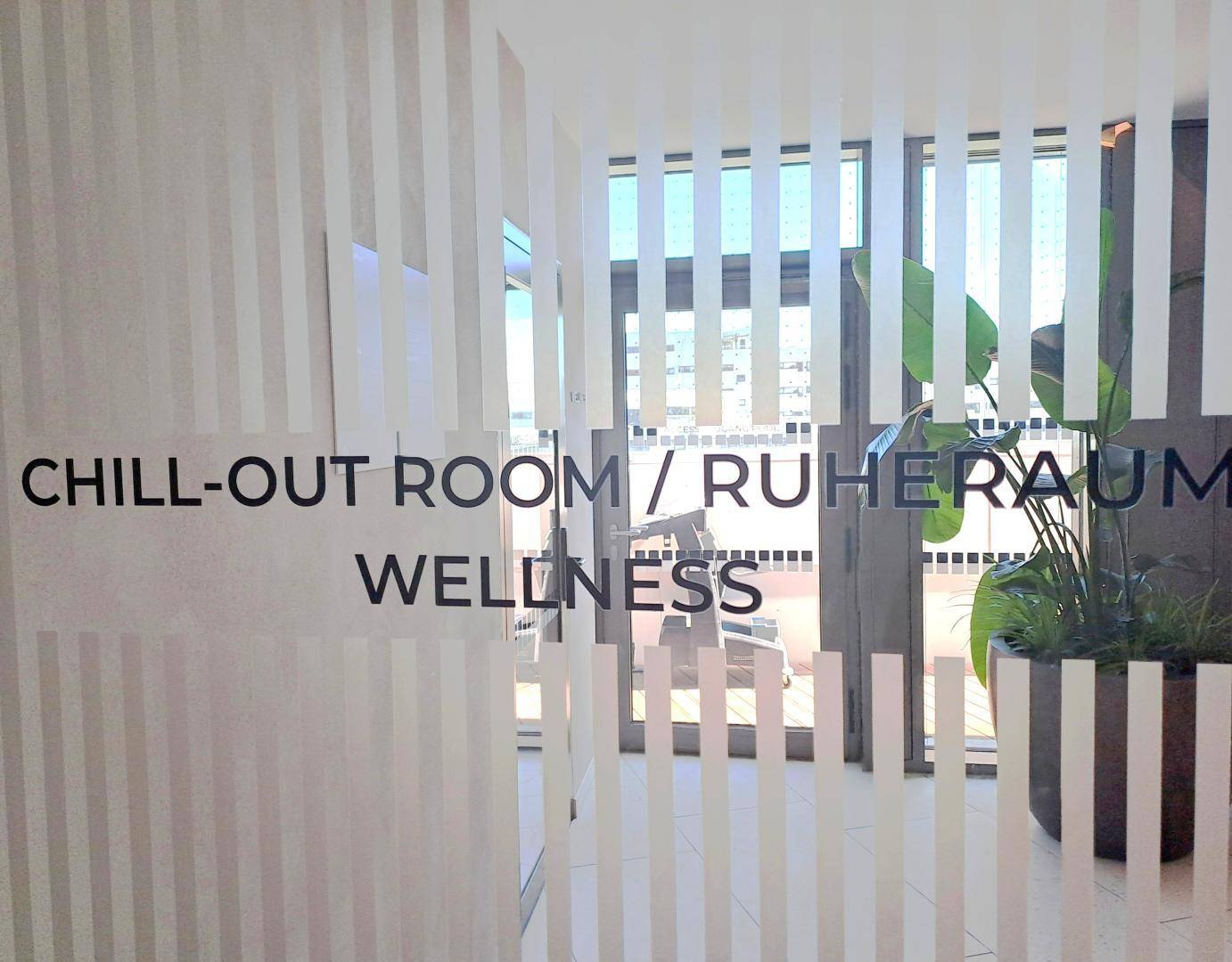 Eingangsbereich zum Chill-out-Raum und Wellnessbereich mit Pflanzen.