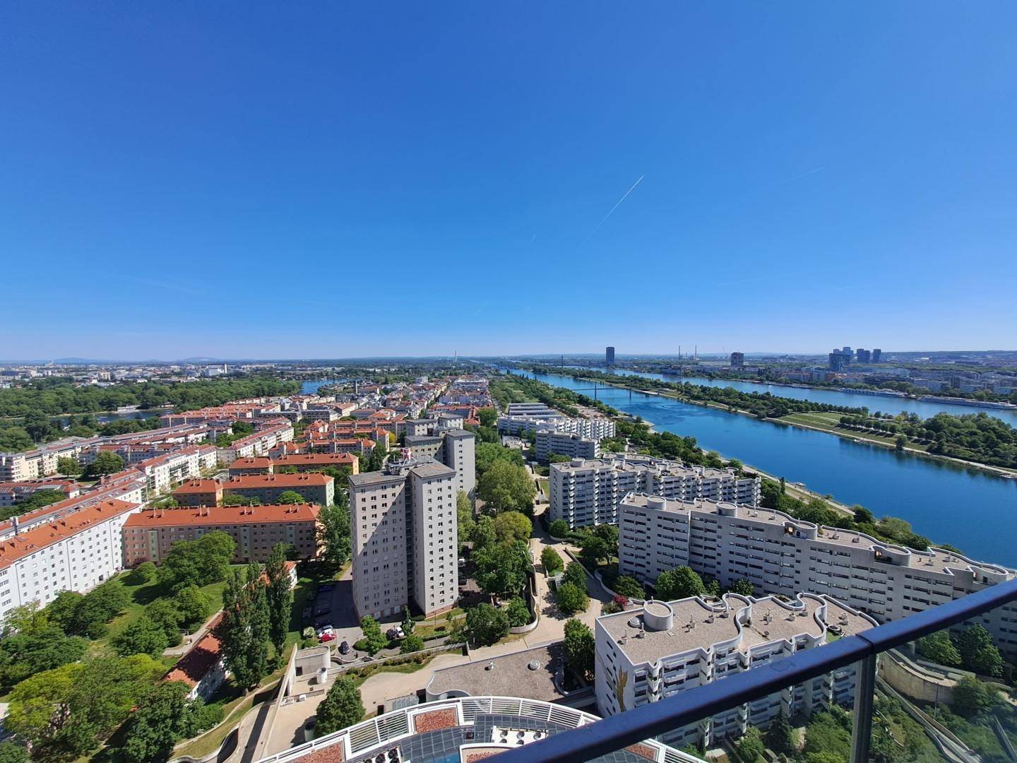 Weitläufiger Panoramablick über die Stadt, den Fluss und die umliegende Bebauung.