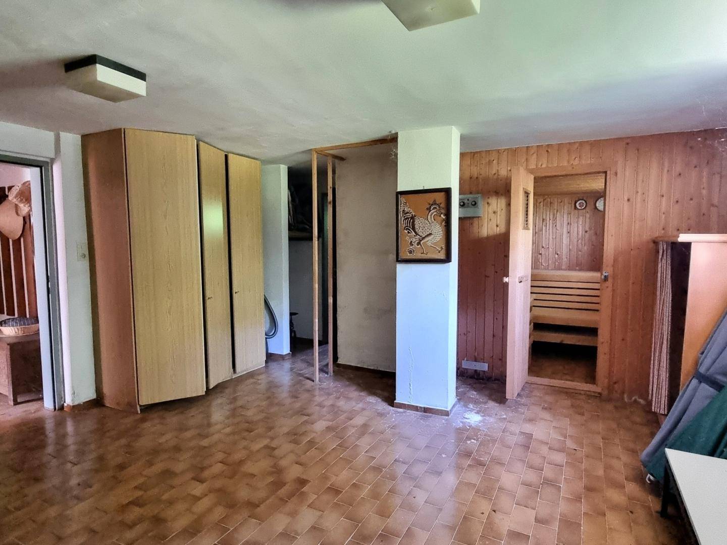 Kellerraum mit integrierter Sauna und Holzvertäfelung, ideal für Wellness.