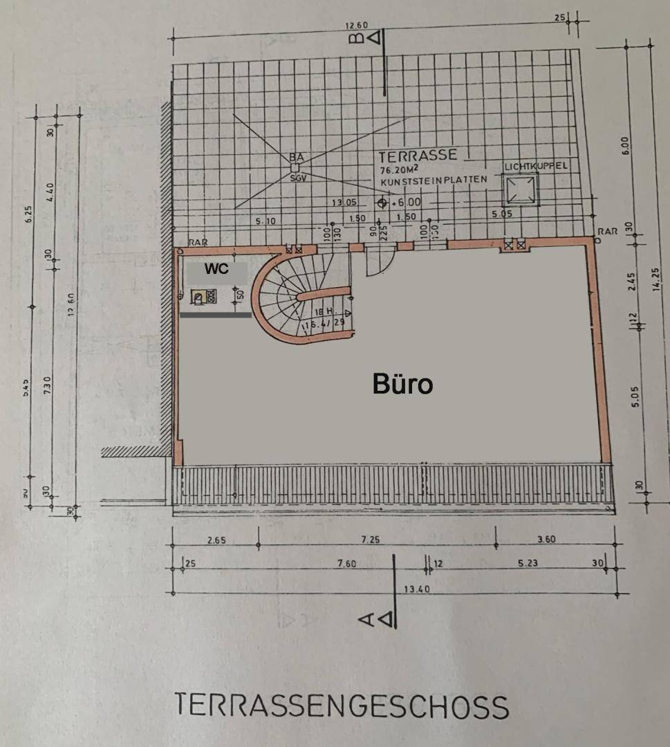 Grundriss des Terrassengeschosses mit Büro, WC und großer Außenterrasse.