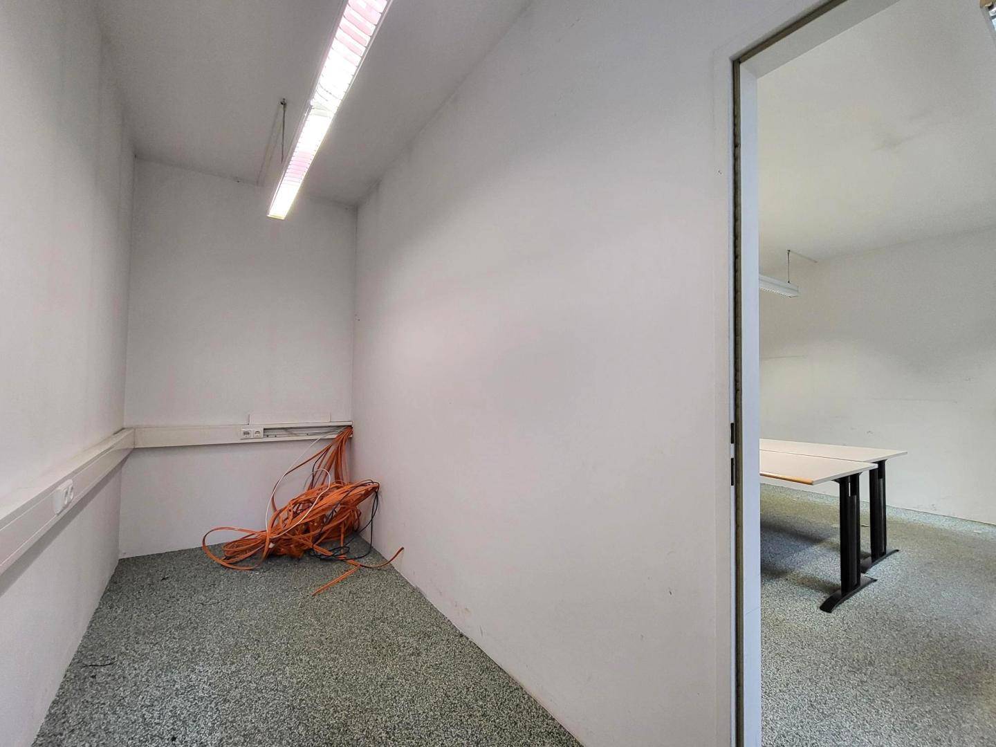 Kleiner Abstellraum oder Technikraum mit sichtbaren Kabeln und Teppichboden, ideal für Lagerung.