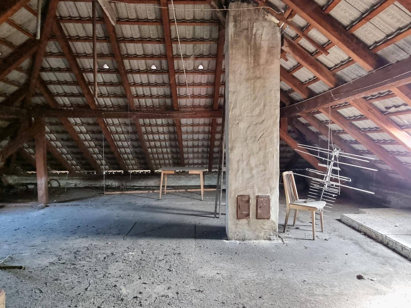 Unausgebauter Dachboden mit sichtbarer Holzkonstruktion und Dachschrägen.