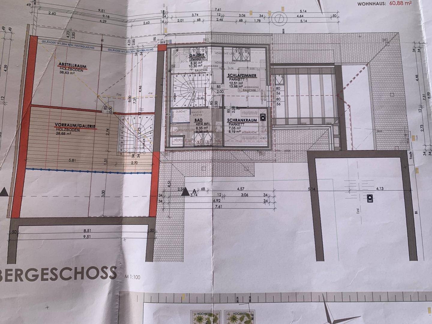 Grundriss des Obergeschosses mit Schlafzimmer, Bad und Schrankraum, sowie Wohnhausbereich.