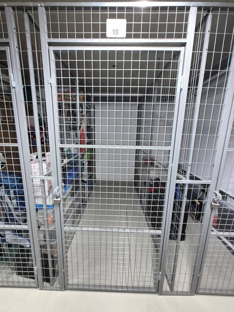 Sichere Kellerabteile mit Gittertüren bieten zusätzlichen Stauraum für Bewohner.