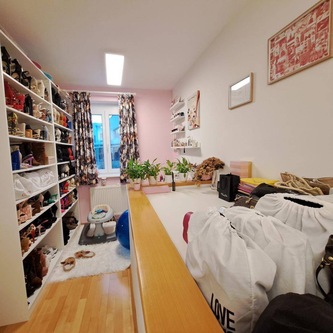 Geräumiger begehbarer Kleiderschrank mit vielen Regalen und Stauraum, ideal für Modebegeisterte.