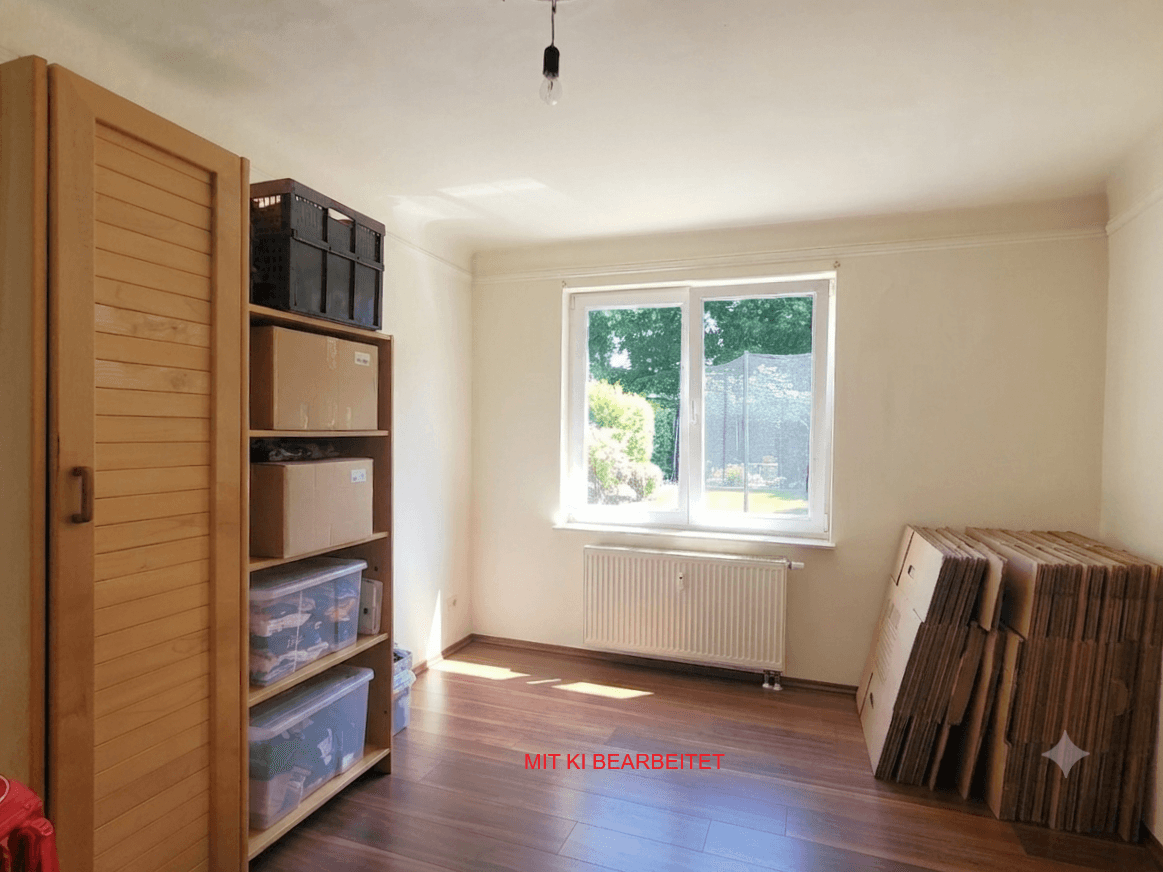 Schlafzimmer oder Abstellraum mit Holzschrank, Regalen und einem Fenster mit Blick ins Grüne.
