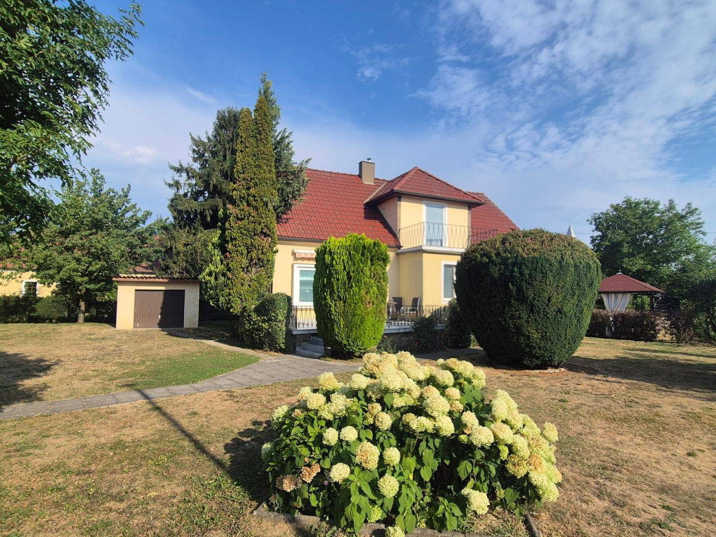 Ansicht mit Garage